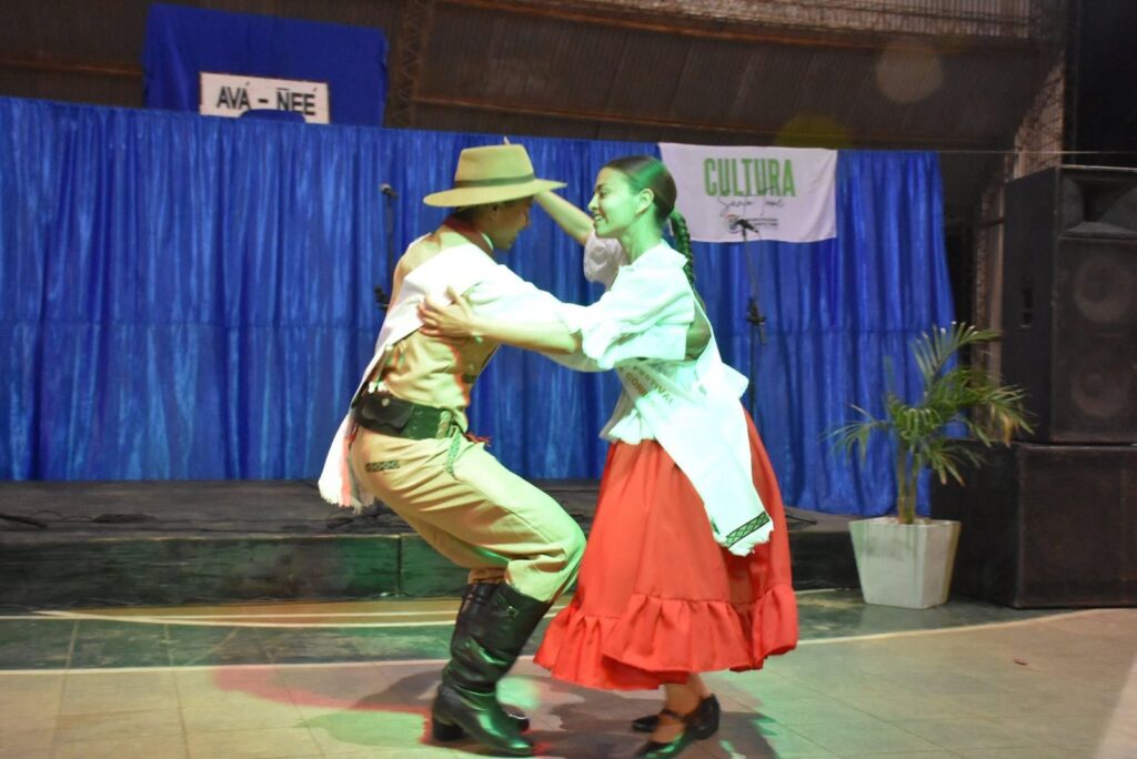 Entre acordes, zapateos y emoción, Santo Tomé vivió una noche donde el folklore volvió a sentirse cerca