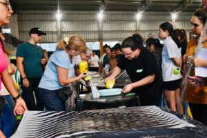 El Municipio de Santo Tomé impulsó un taller de carnaval sustentable con participación de comparseros, emprendedores y estudiantes.